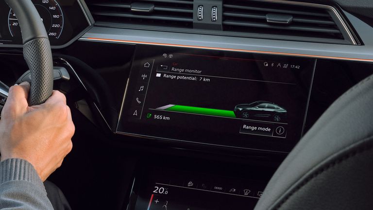 Close-up MMI display Audi Q8 e-tron