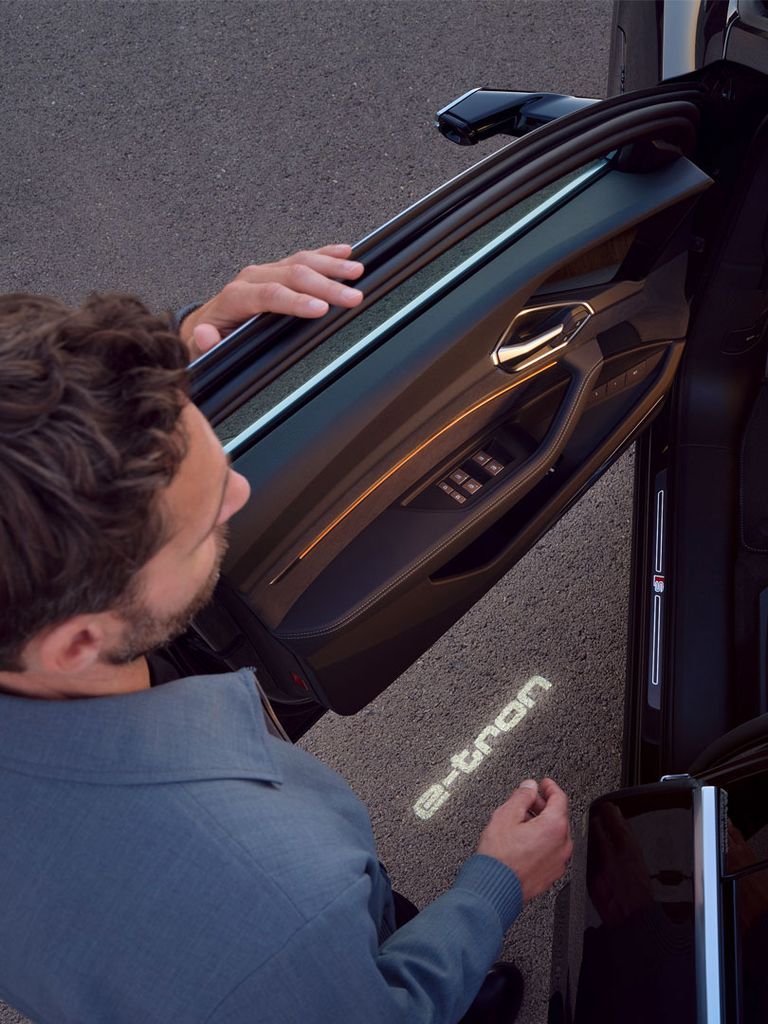 Bodenlichtprojektion e-tron-Schriftzug Audi Q8 Sportback e-tron